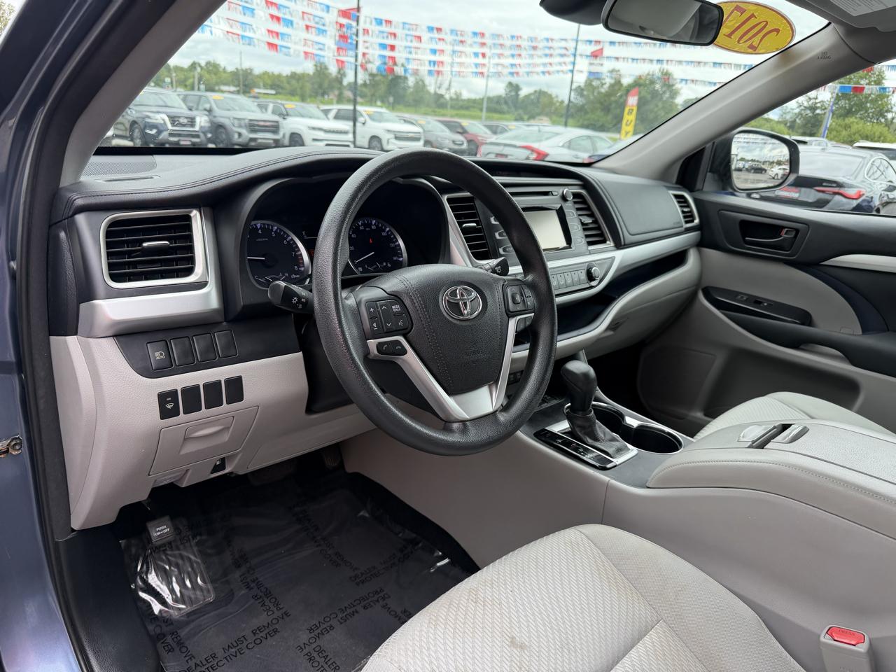 Toyota Highlander LE V6 AWD (Natl) 2017