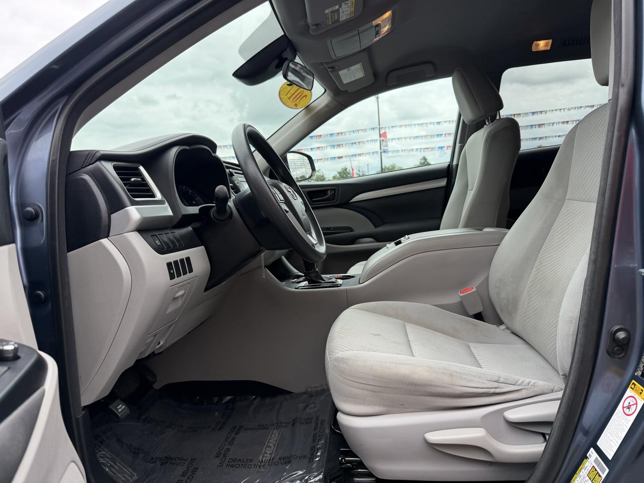 Toyota Highlander LE V6 AWD (Natl) 2017
