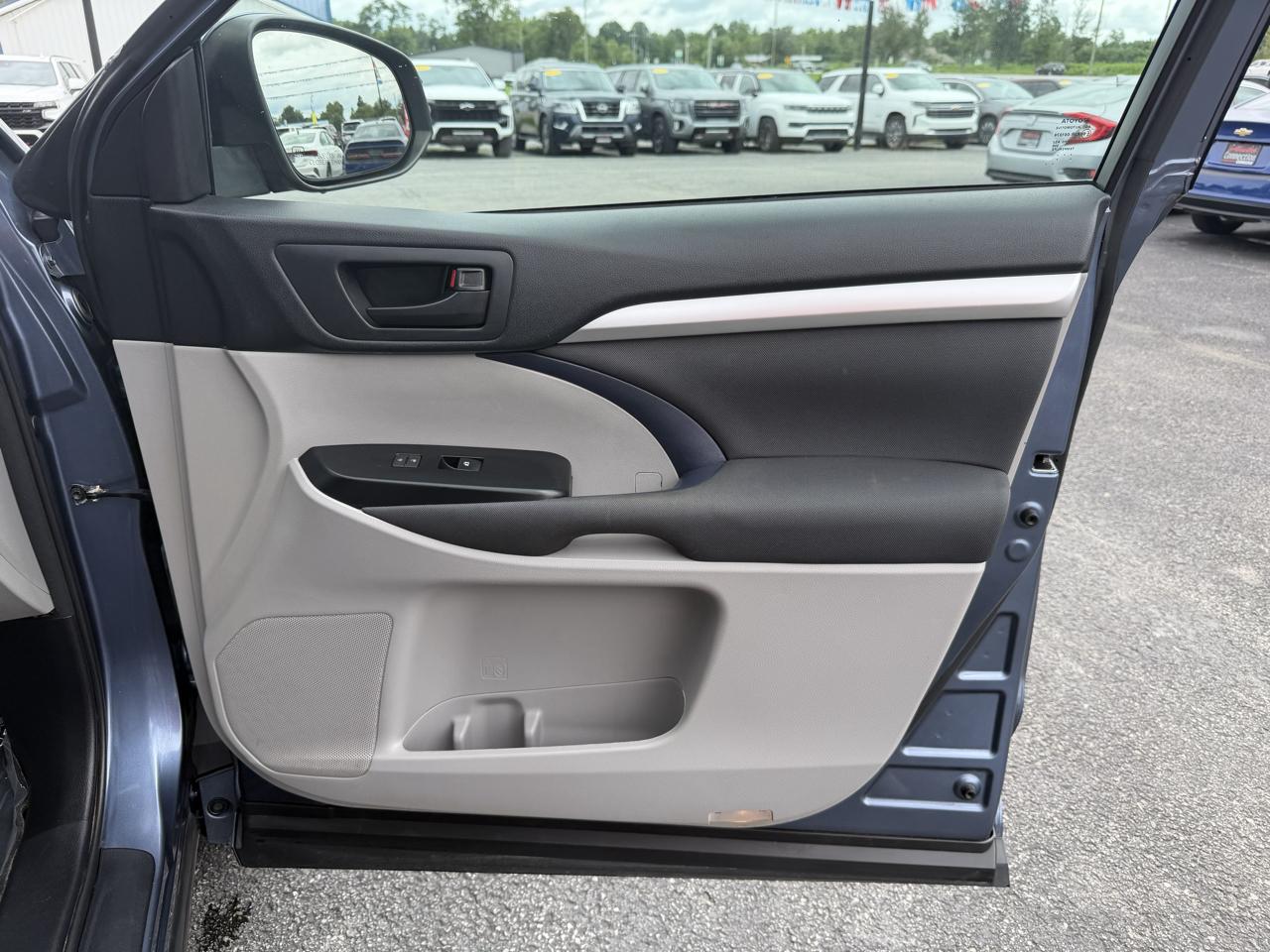 Toyota Highlander LE V6 AWD (Natl) 2017