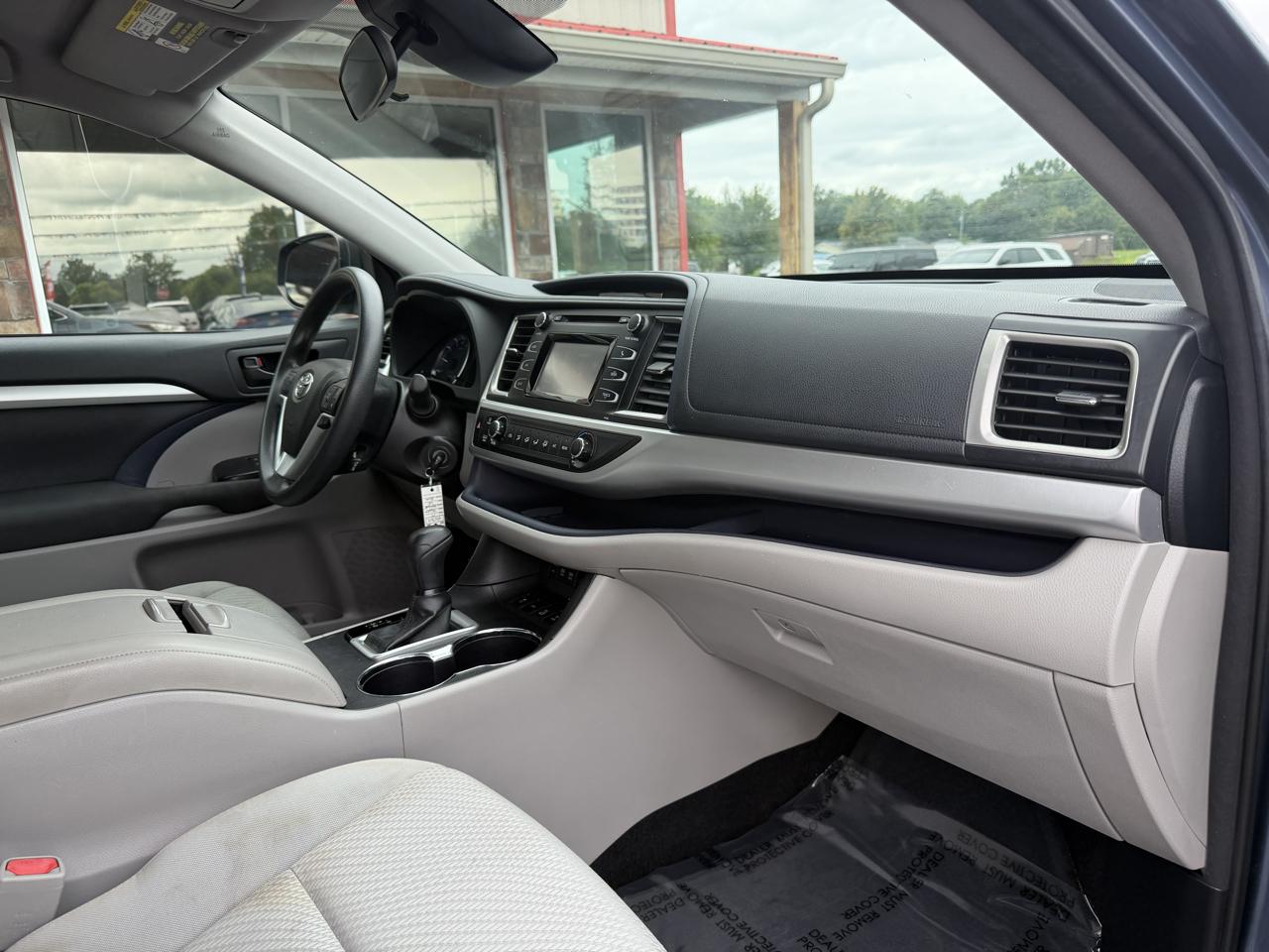 Toyota Highlander LE V6 AWD (Natl) 2017