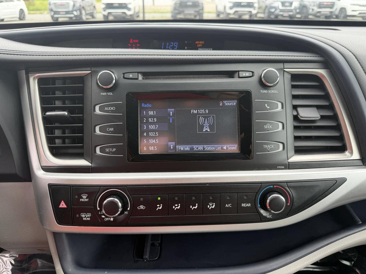 Toyota Highlander LE V6 AWD (Natl) 2017
