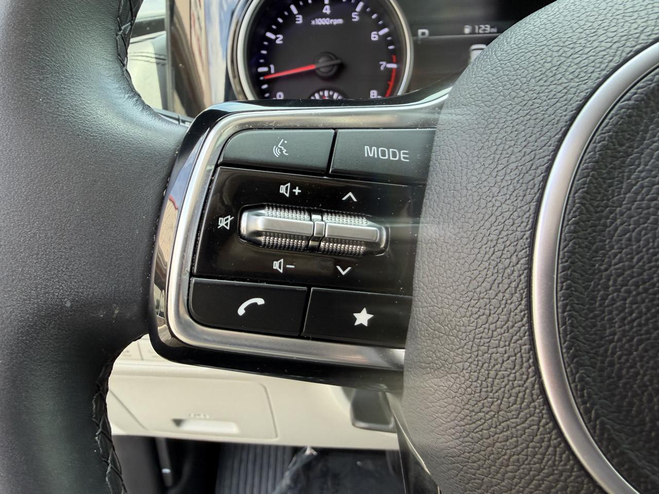 Kia Carnival EX FWD 2024