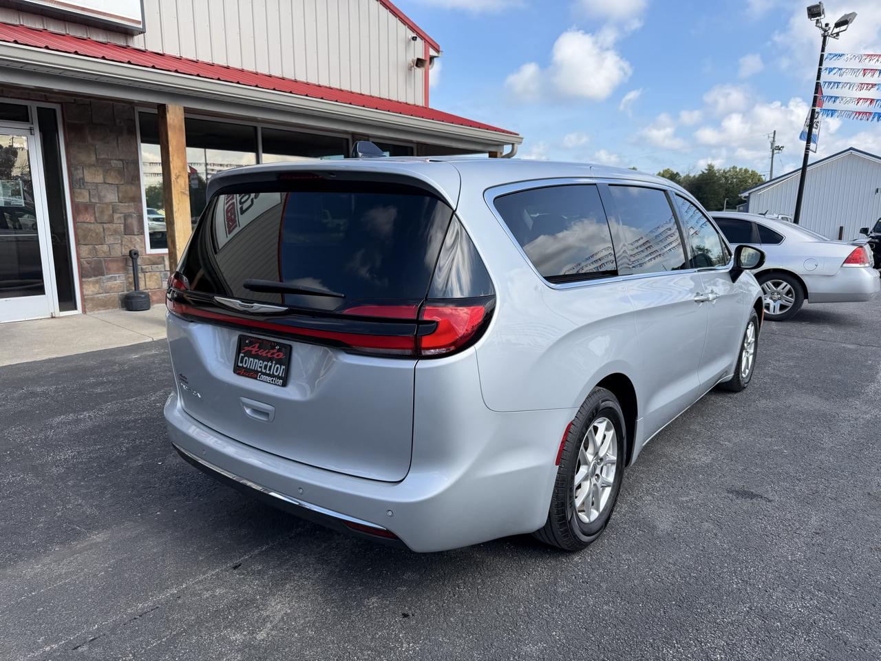 Chrysler Pacifica Touring L FWD 2023