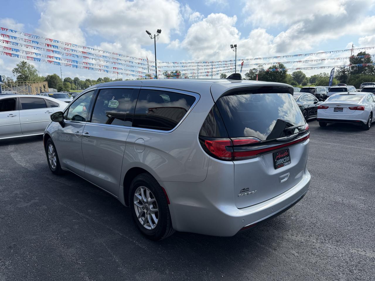 Chrysler Pacifica Touring L FWD 2023
