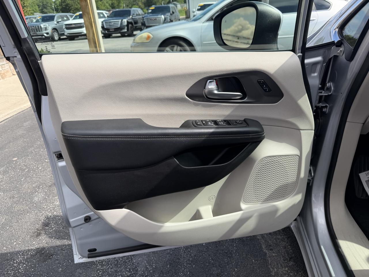 Chrysler Pacifica Touring L FWD 2023