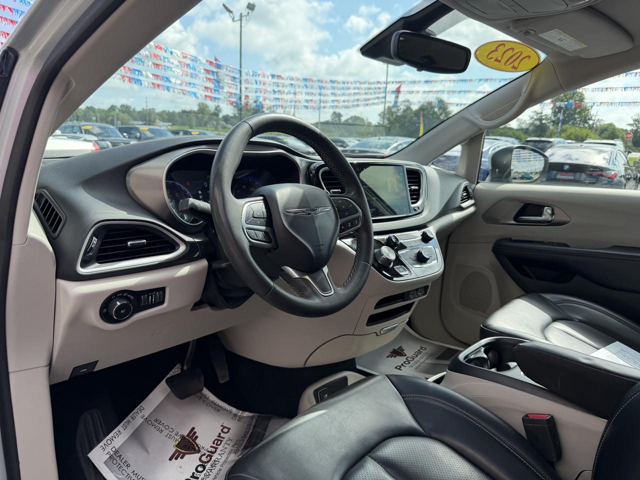 Chrysler Pacifica Touring L FWD 2023