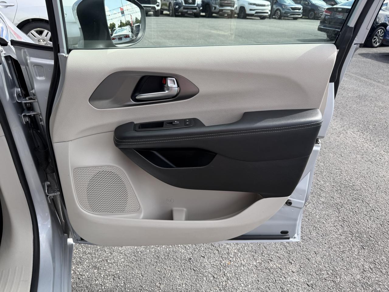Chrysler Pacifica Touring L FWD 2023