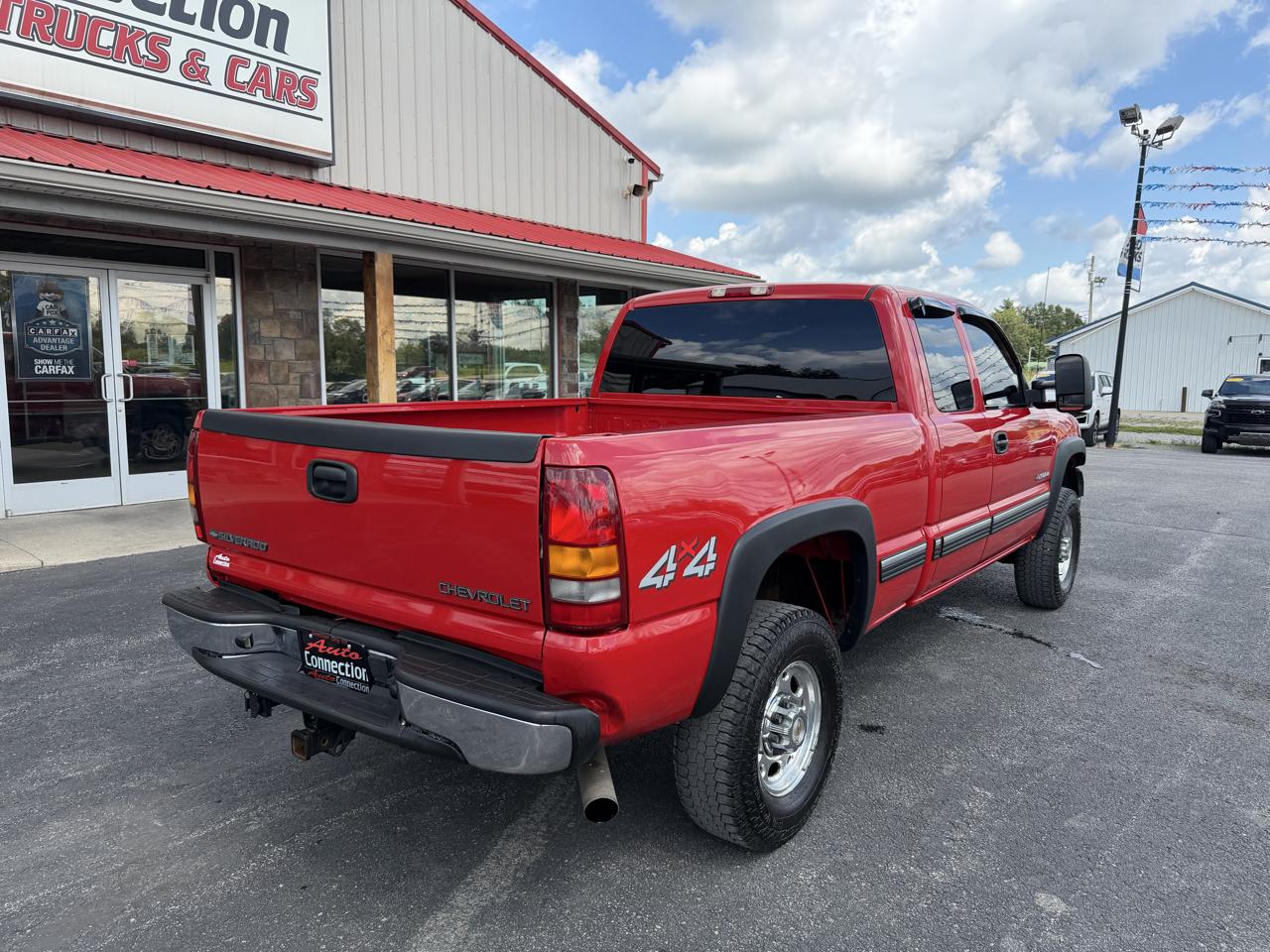 Chevrolet Silverado 2500HD Ext Cab 143.5" WB 4WD LS 2002
