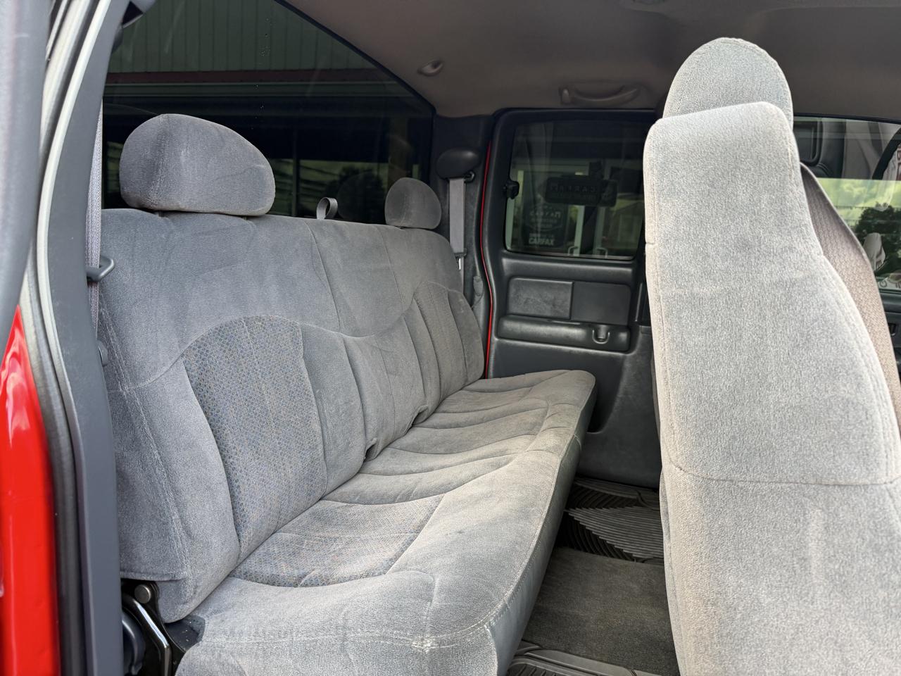 Chevrolet Silverado 2500HD Ext Cab 143.5" WB 4WD LS 2002