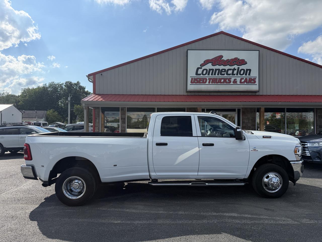 RAM 3500 Tradesman 4x4 Crew Cab 8' Box 2024