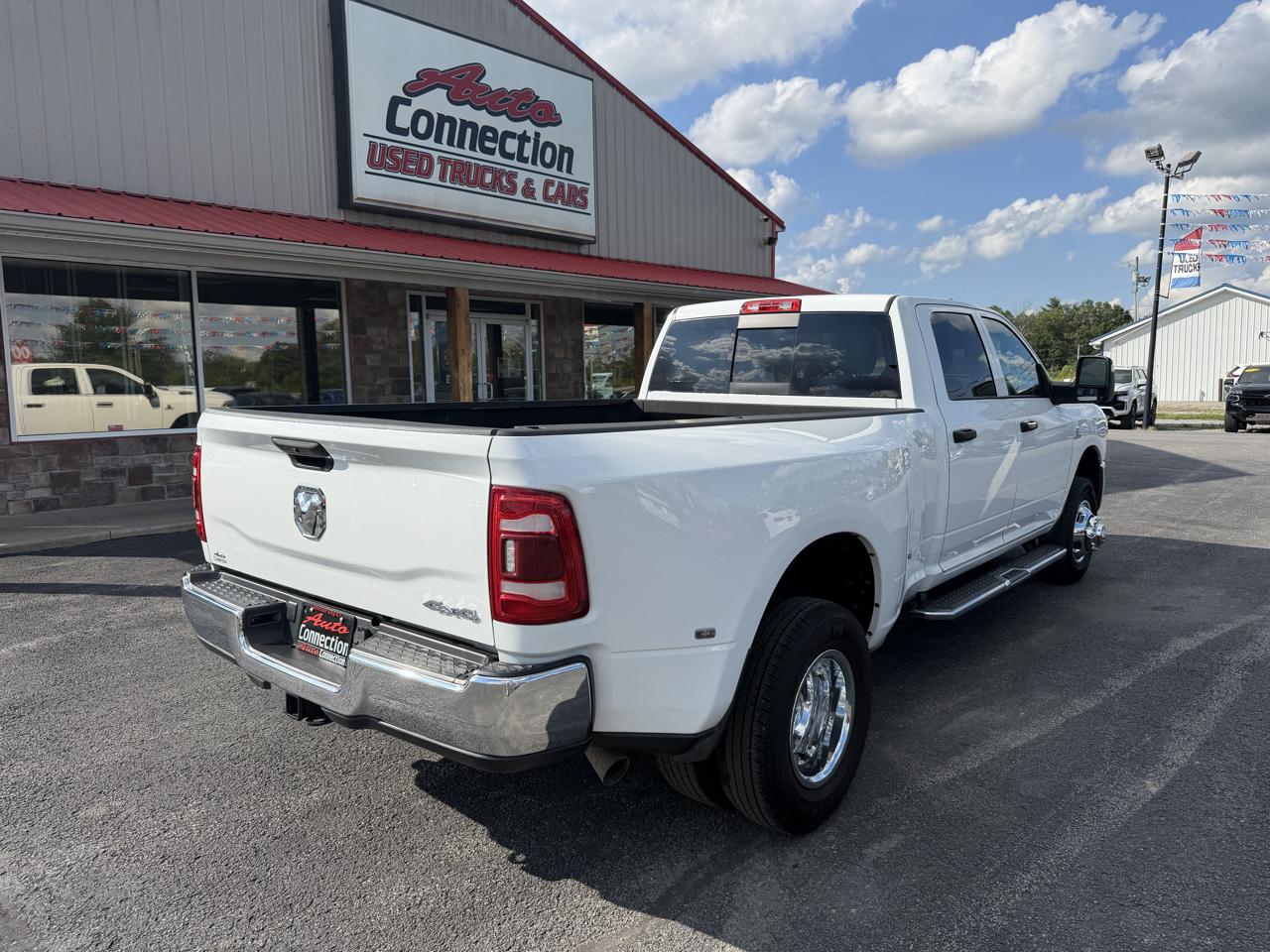 RAM 3500 Tradesman 4x4 Crew Cab 8' Box 2024