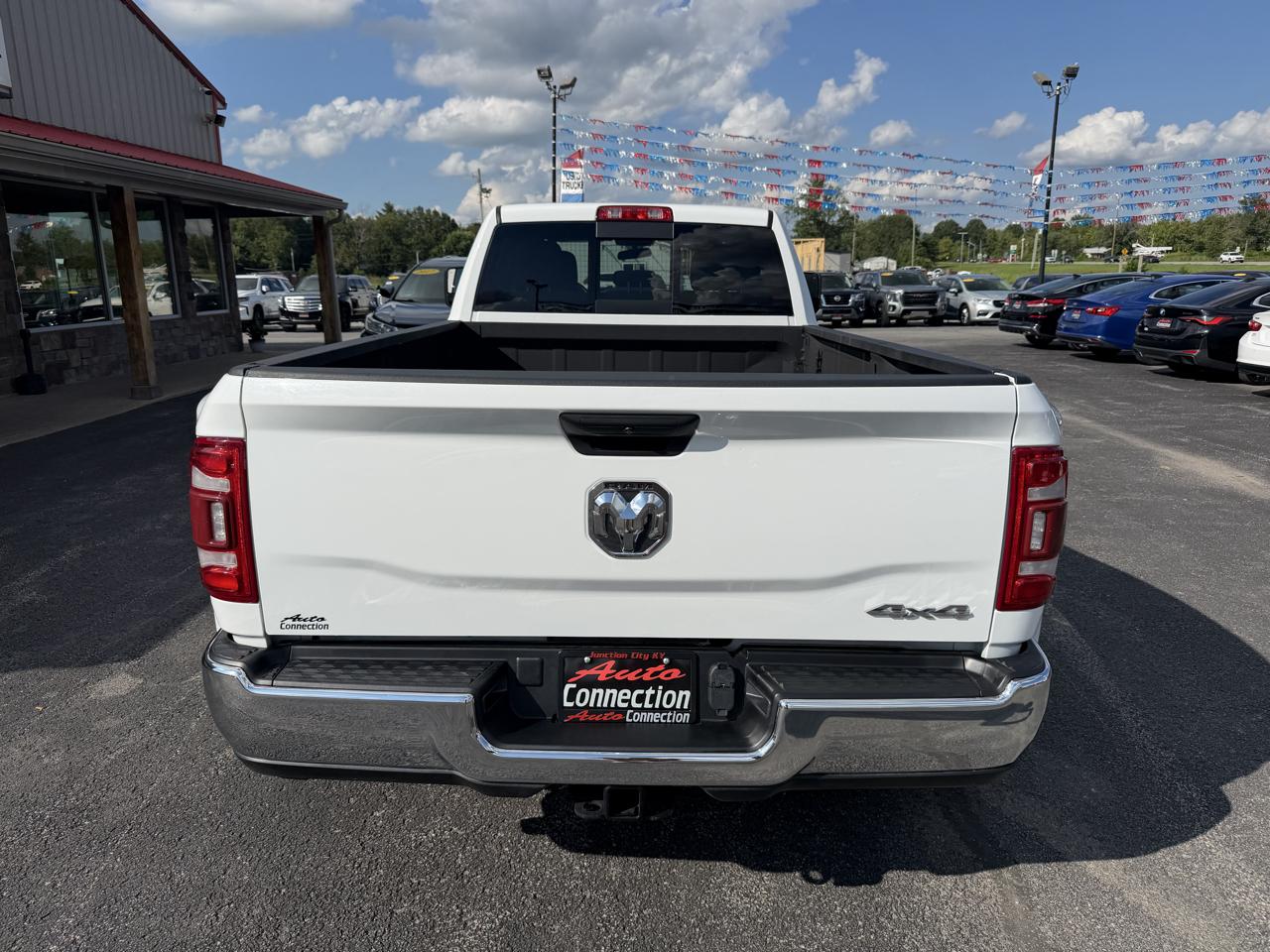 RAM 3500 Tradesman 4x4 Crew Cab 8' Box 2024