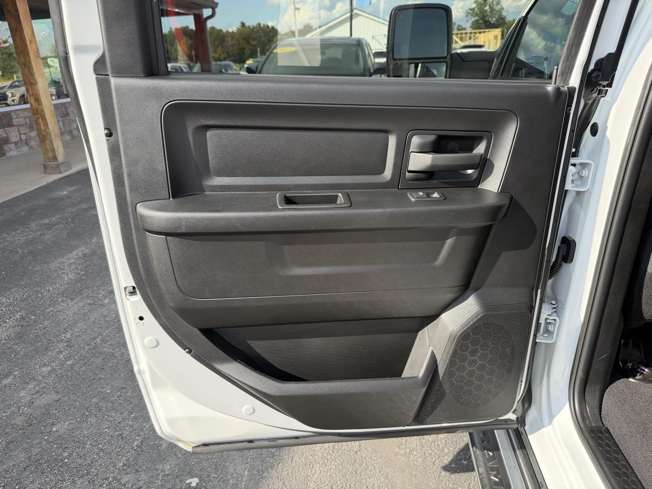 RAM 3500 Tradesman 4x4 Crew Cab 8' Box 2024