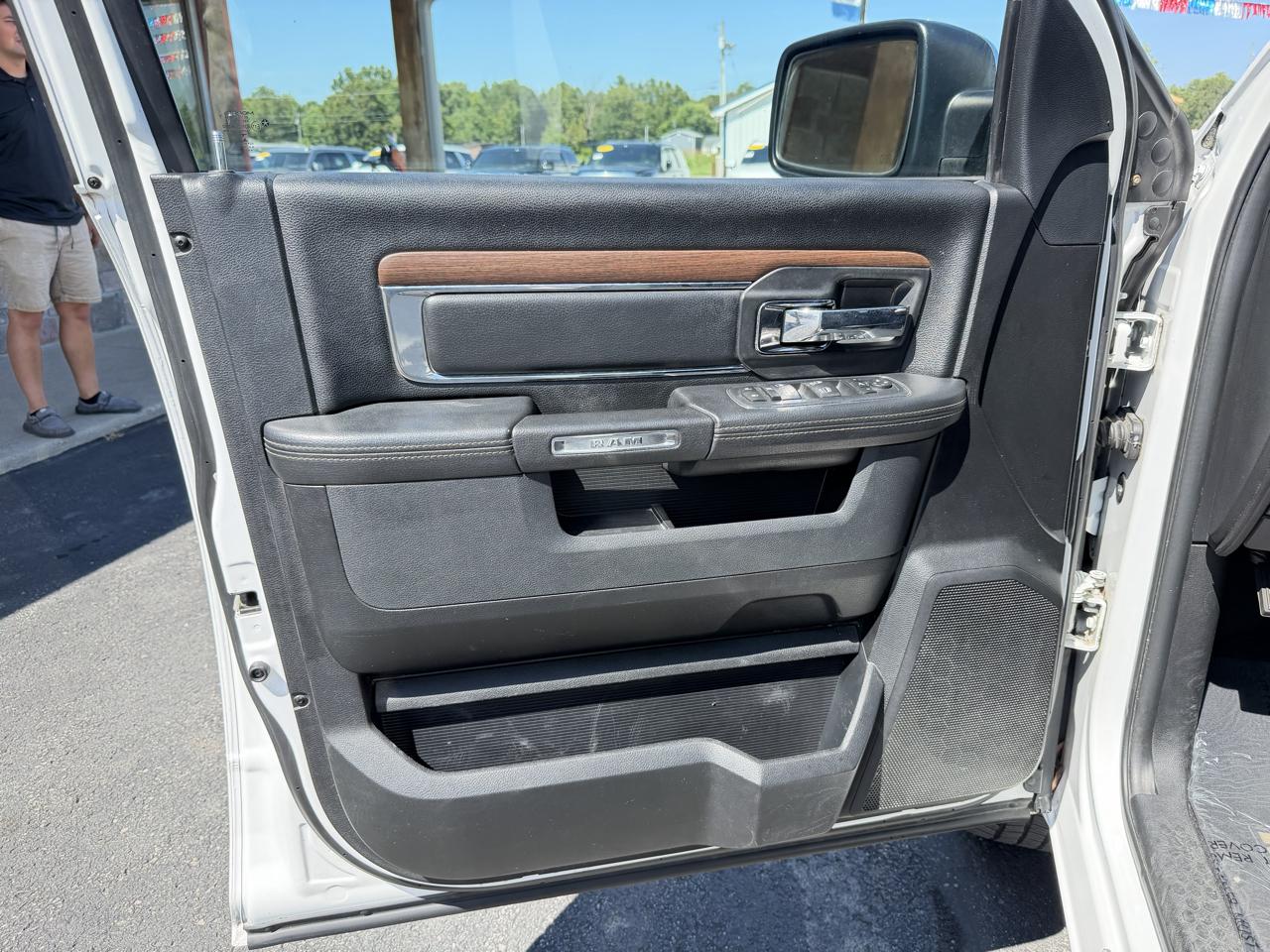 RAM 1500 Laramie 4x2 Quad Cab 6'4" Box 2017
