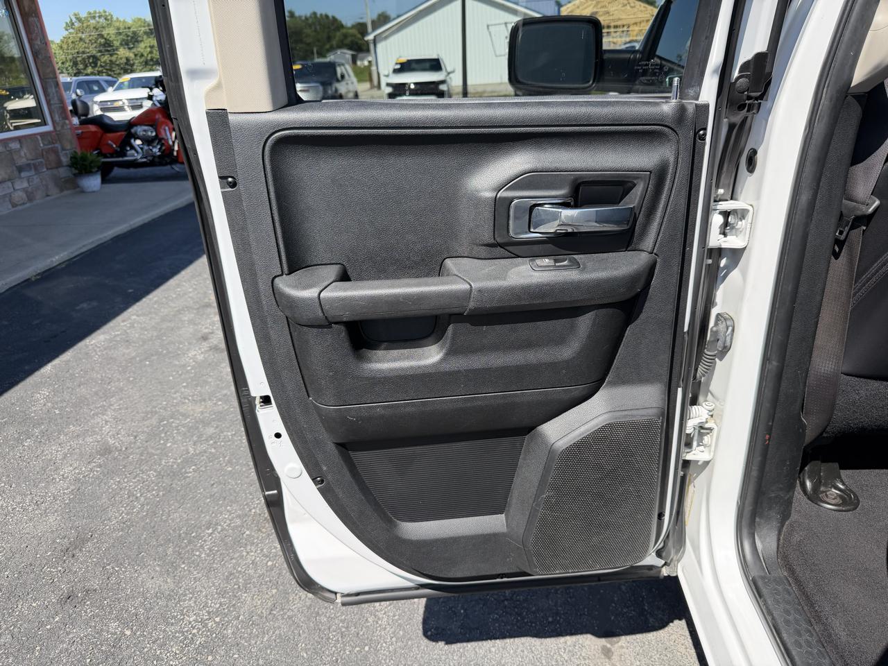 RAM 1500 Laramie 4x2 Quad Cab 6'4" Box 2017