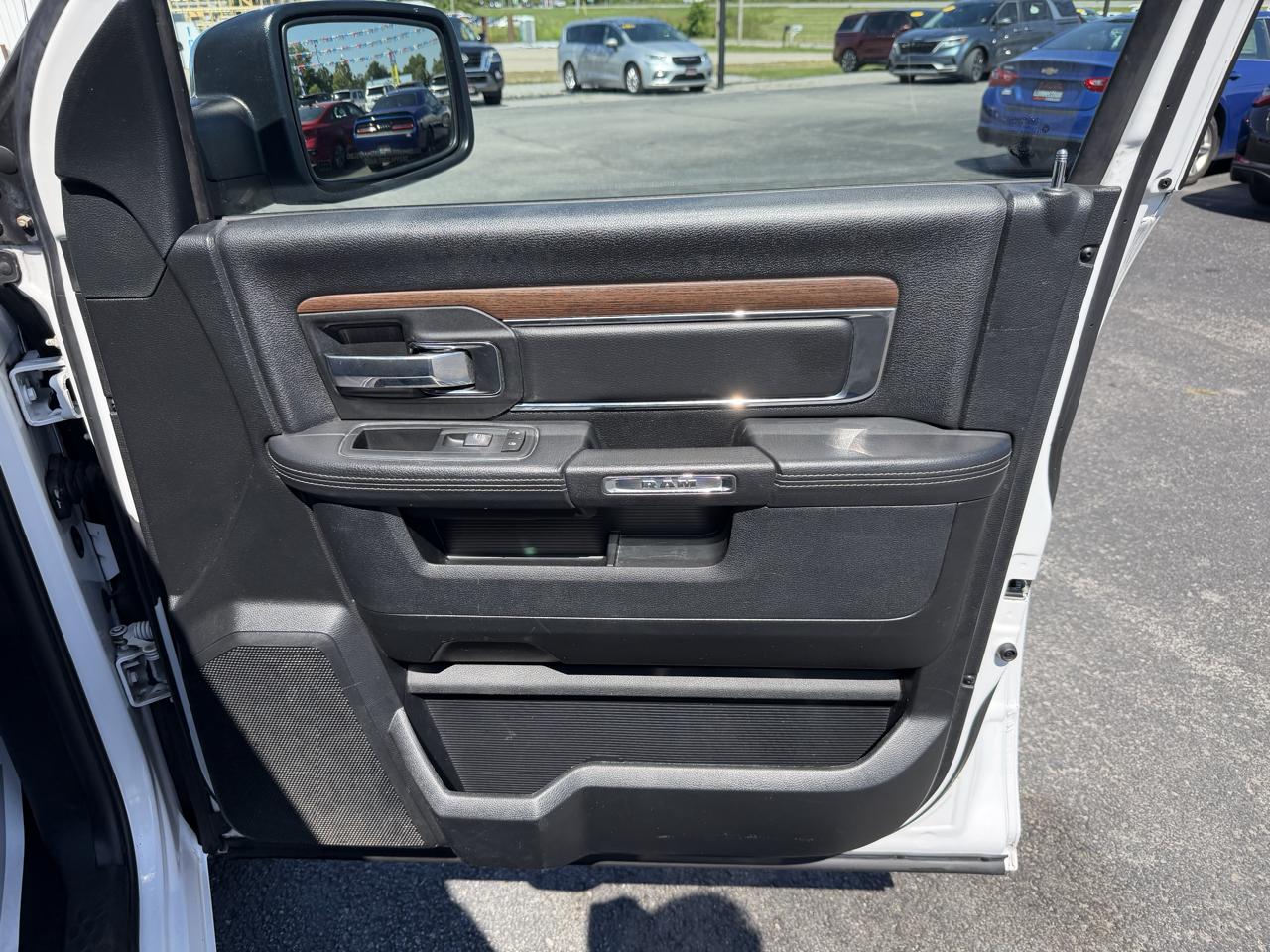 RAM 1500 Laramie 4x2 Quad Cab 6'4" Box 2017