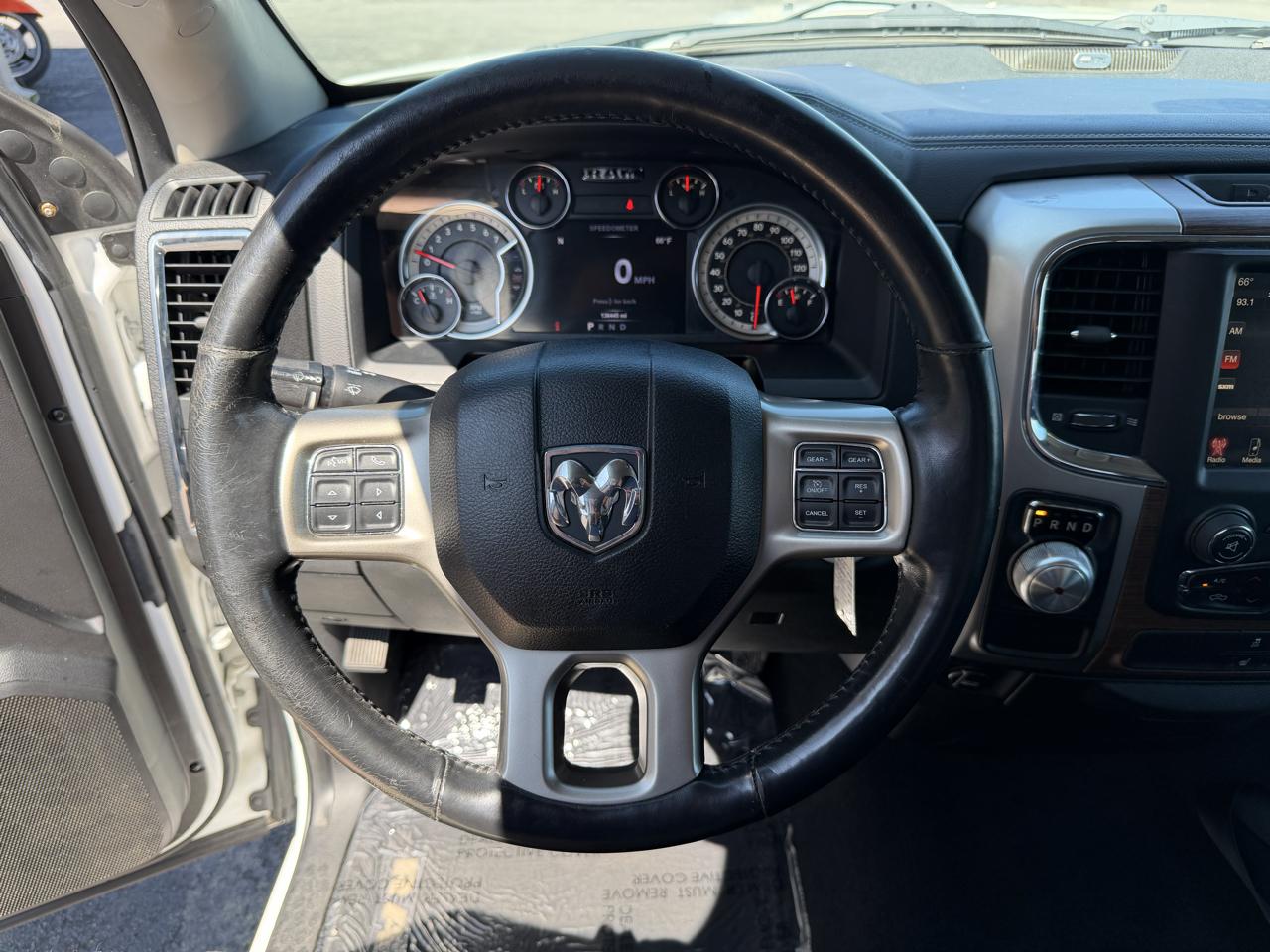 RAM 1500 Laramie 4x2 Quad Cab 6'4" Box 2017