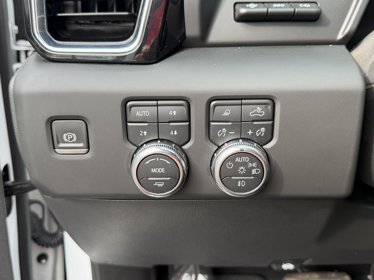 GMC Sierra 1500 4WD Crew Cab 147" Denali 2024