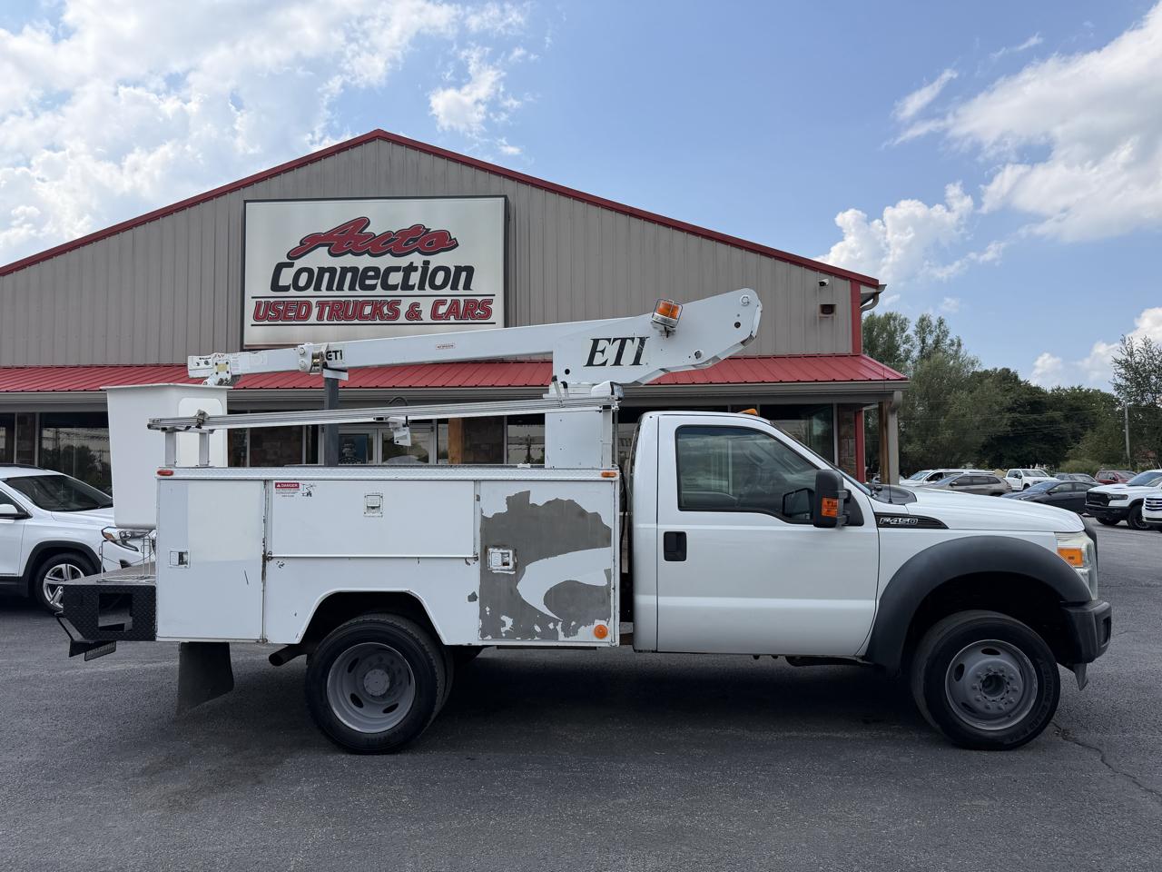 Ford Super Duty F-450 DRW 2WD Reg Cab 141" WB 60" CA XL 2015