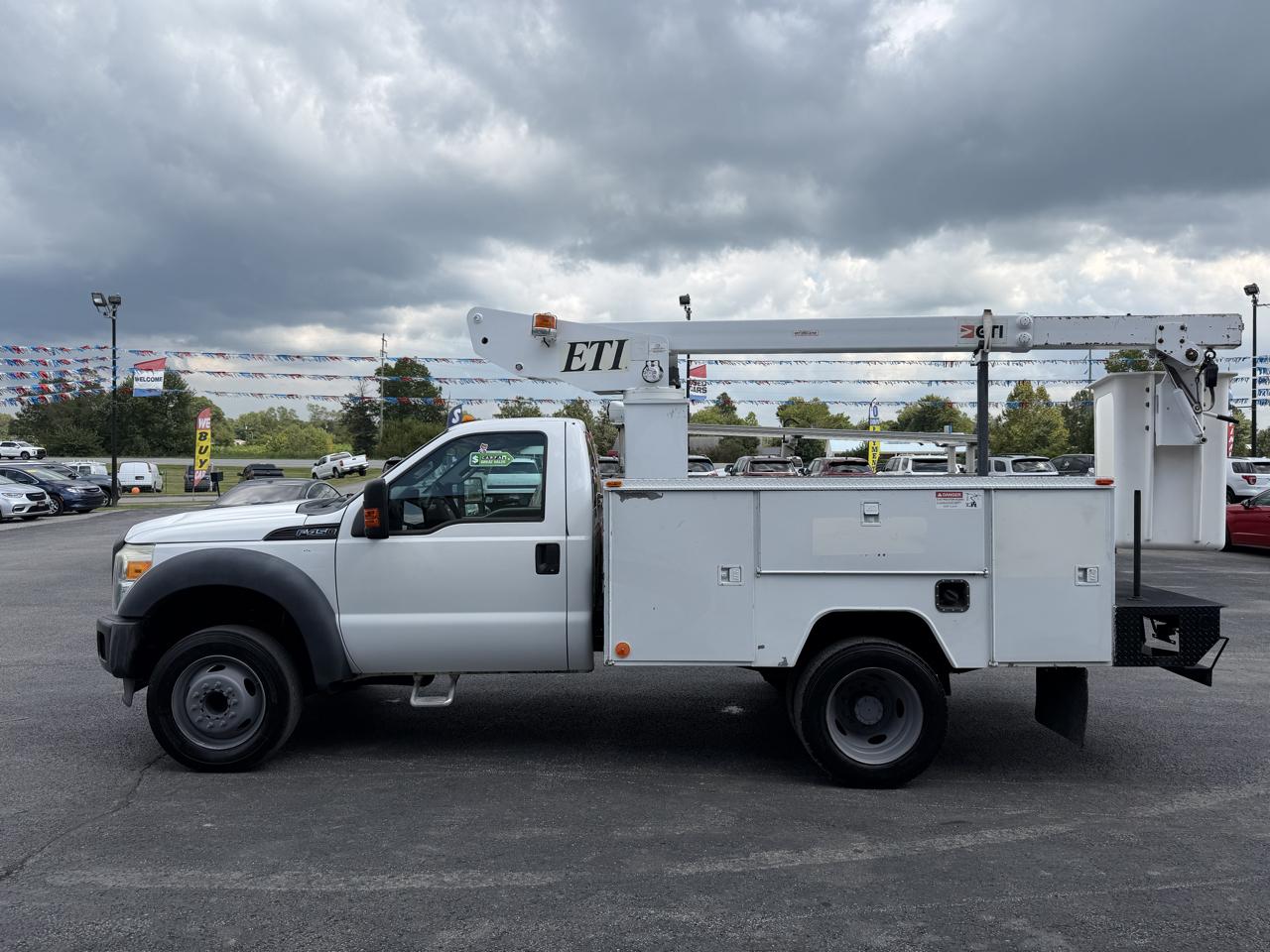 Ford Super Duty F-450 DRW 2WD Reg Cab 141" WB 60" CA XL 2015