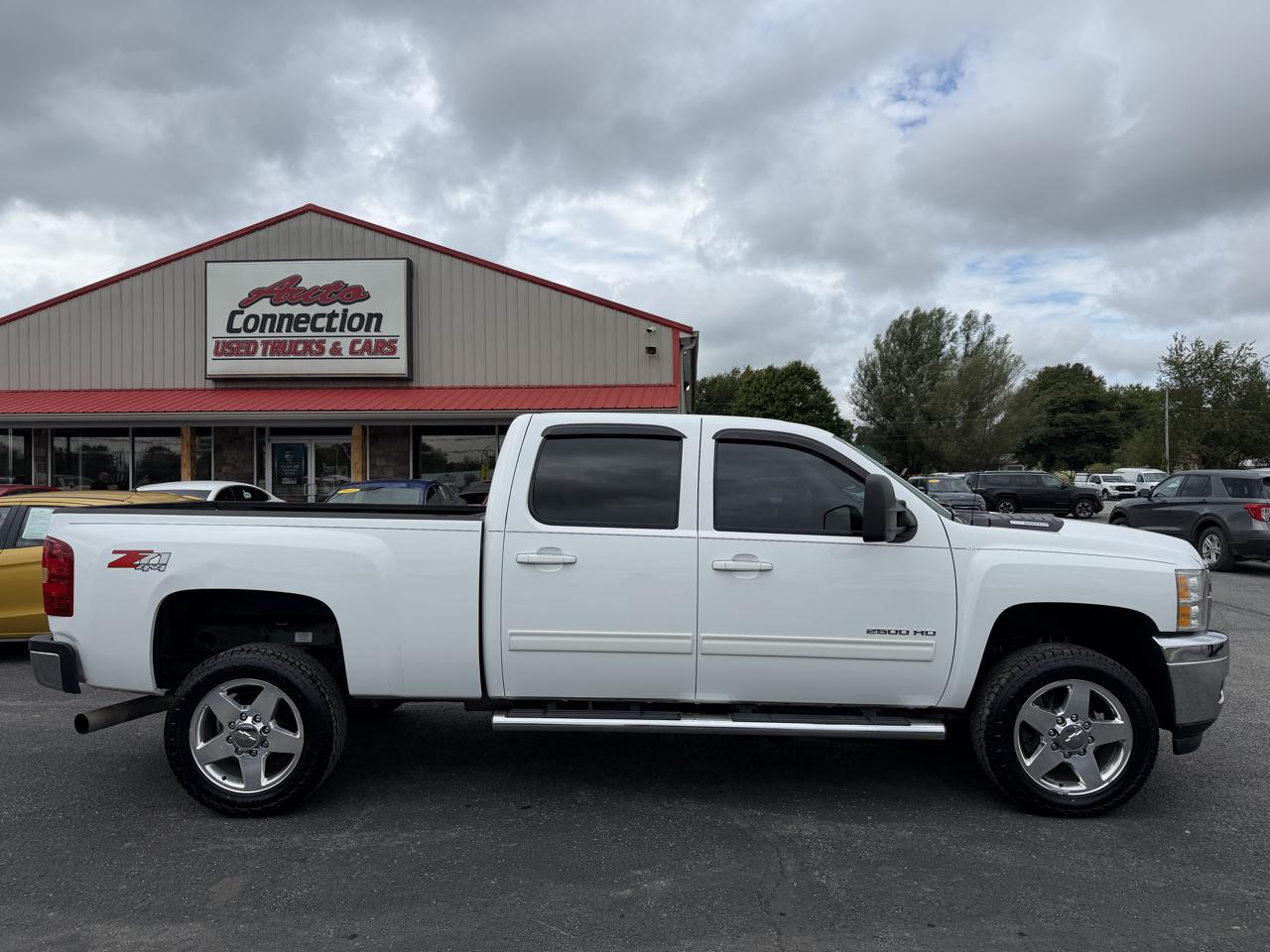 Chevrolet Silverado photo 3