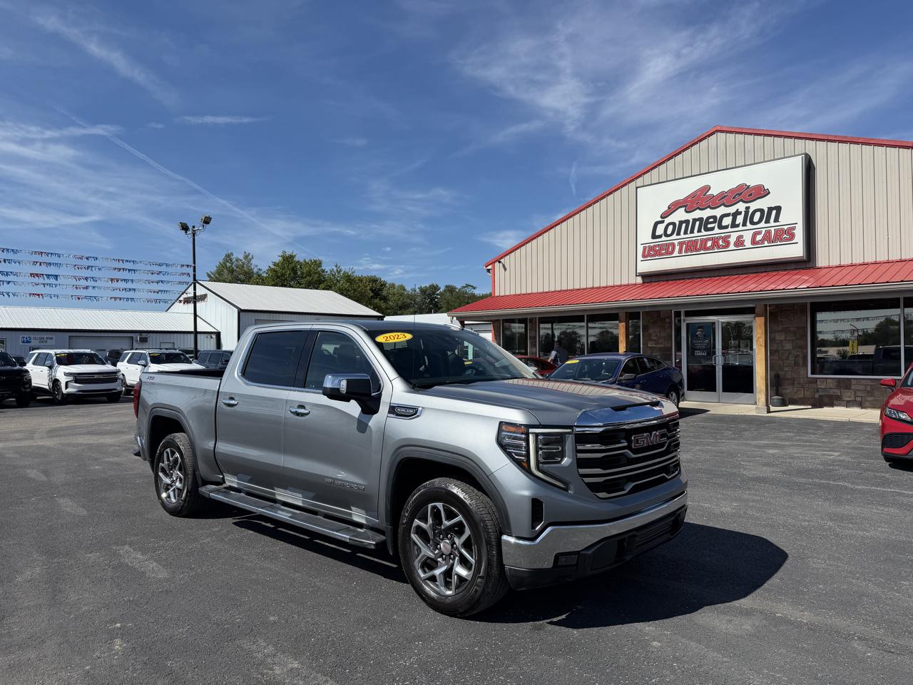 GMC Sierra 1500 4WD Crew Cab 147" SLT 2023