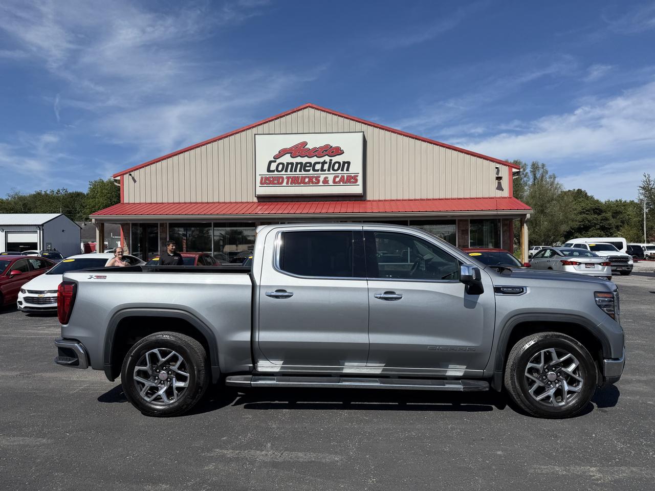 GMC Sierra 1500 4WD Crew Cab 147" SLT 2023
