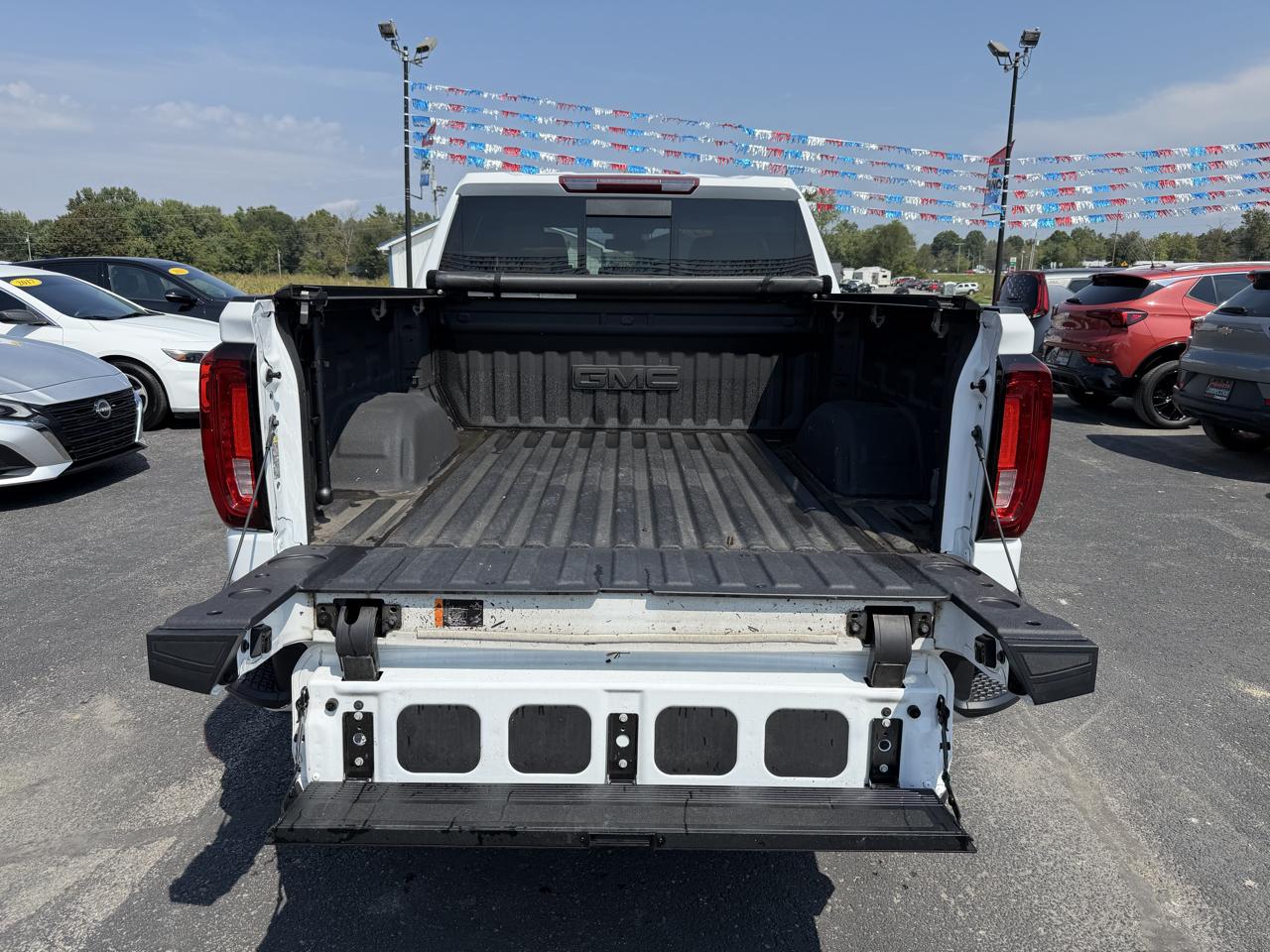 GMC Sierra 1500 4WD Crew Cab 147" SLT 2024