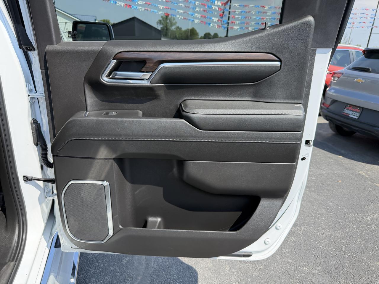 GMC Sierra 1500 4WD Crew Cab 147" SLT 2024