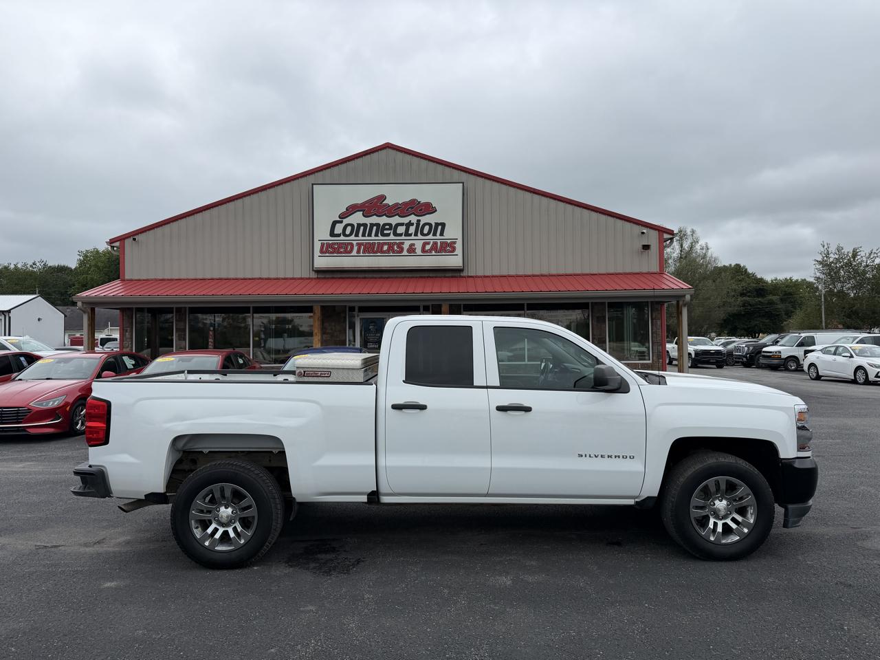 Chevrolet Silverado photo 3