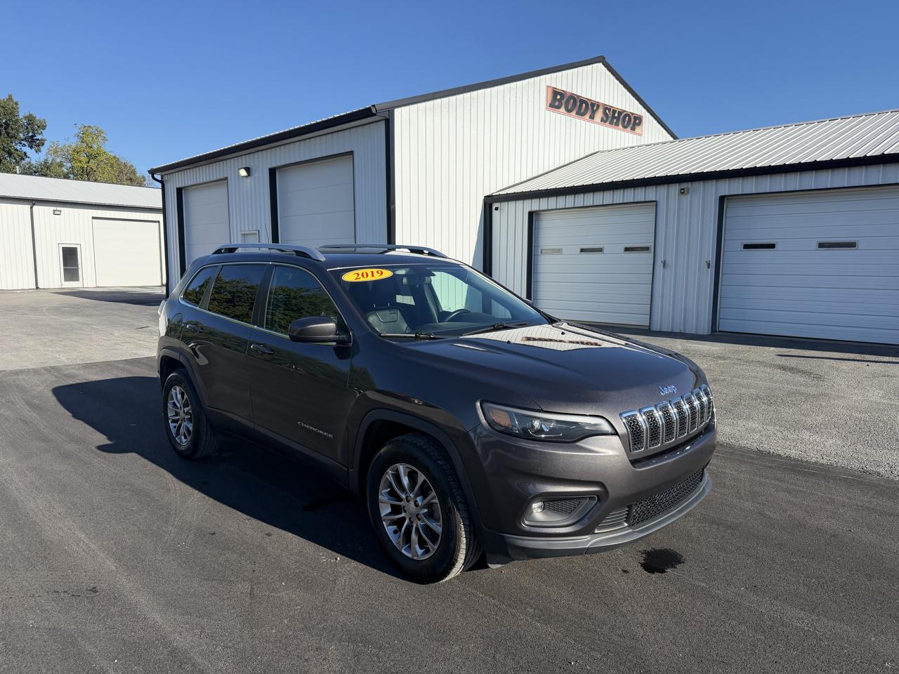 Jeep Cherokee photo 2
