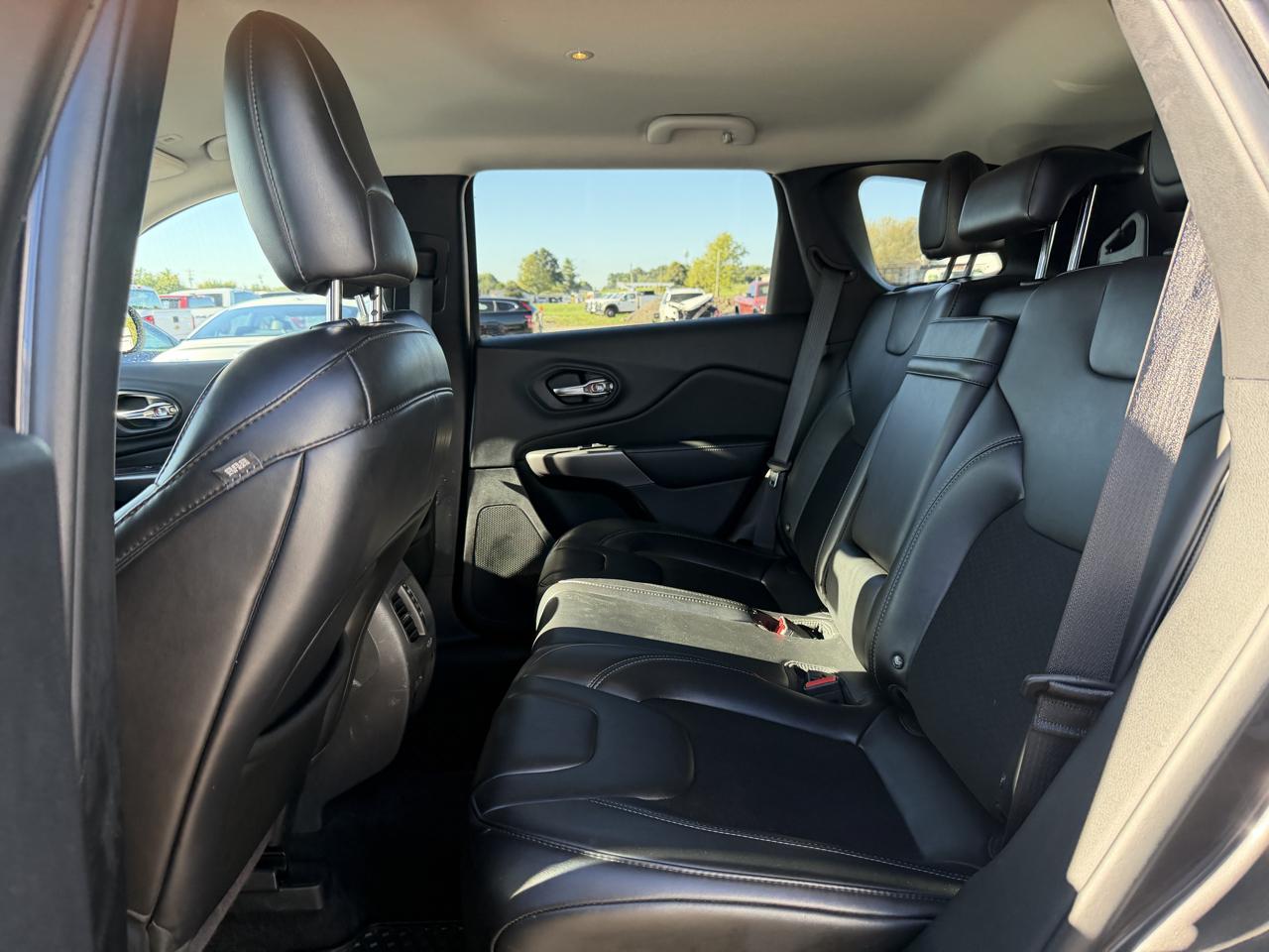 Jeep Cherokee photo 17