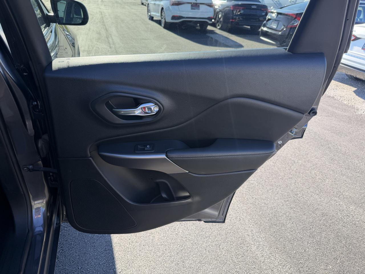 Jeep Cherokee photo 18