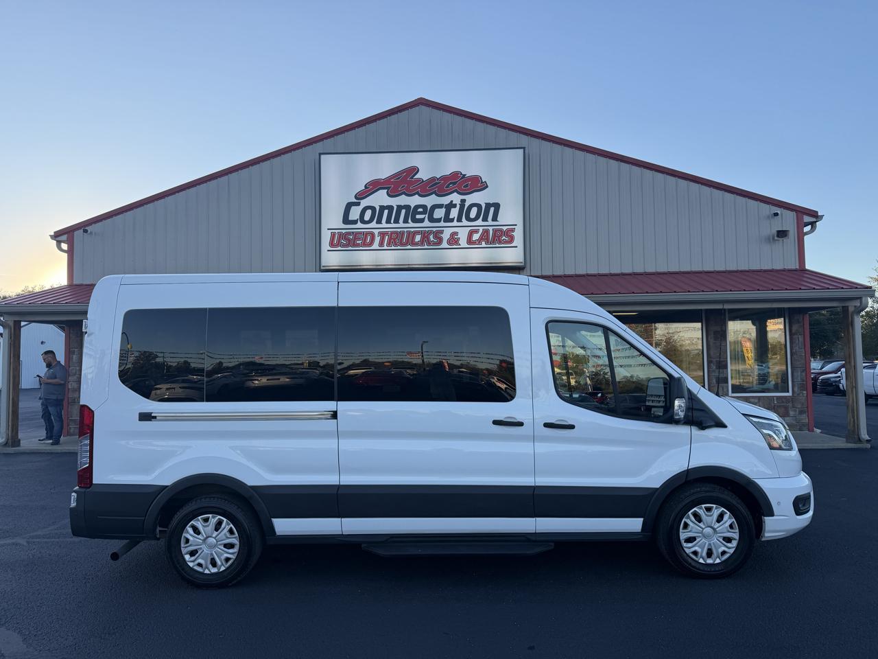 Ford Transit Passenger Wagon T-350 148" Med Roof XLT RWD 2023