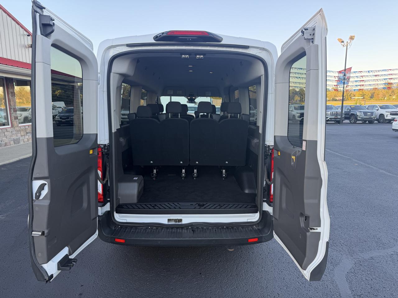 Ford Transit Passenger Wagon T-350 148" Med Roof XLT RWD 2023