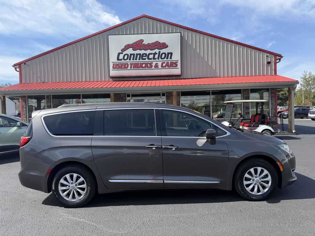 Chrysler Pacifica photo 3