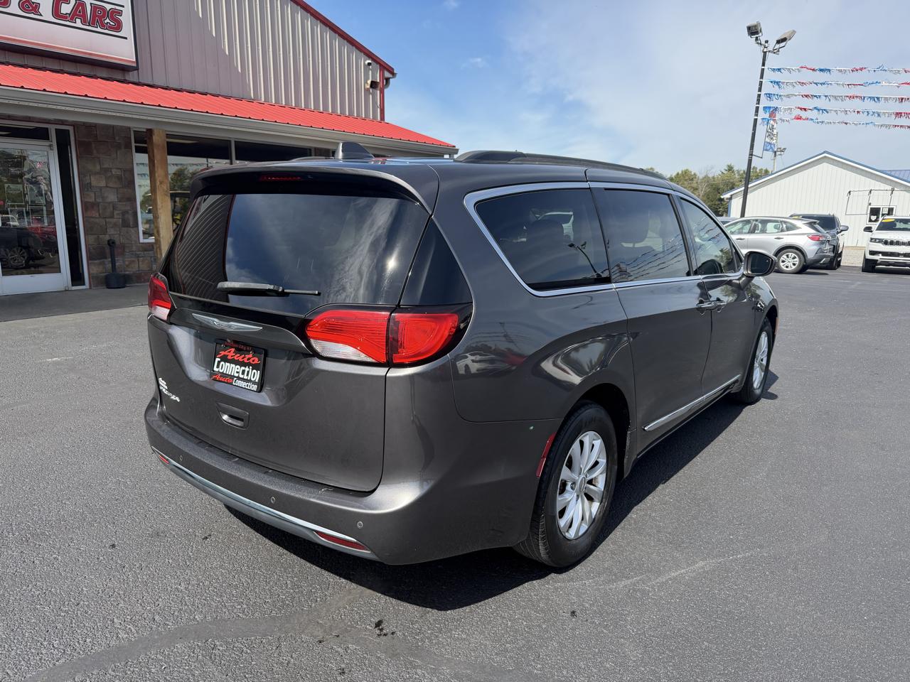 Chrysler Pacifica photo 4