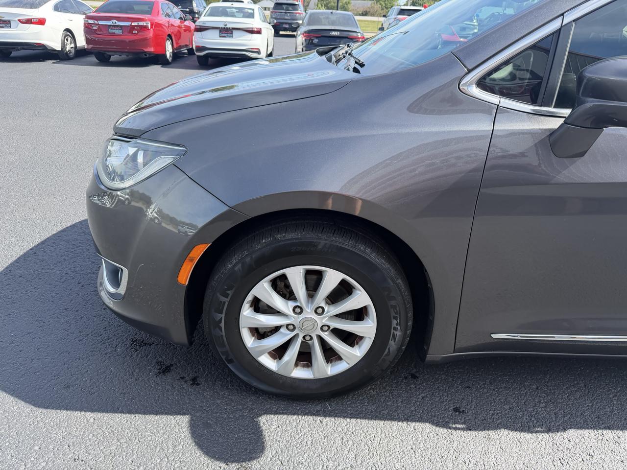 Chrysler Pacifica photo 11