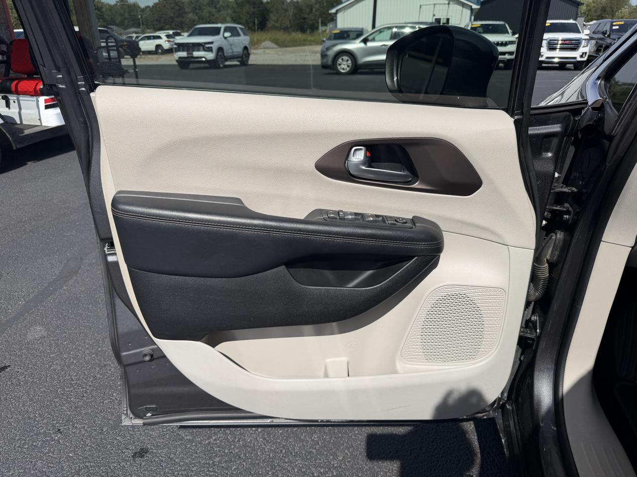 Chrysler Pacifica photo 12