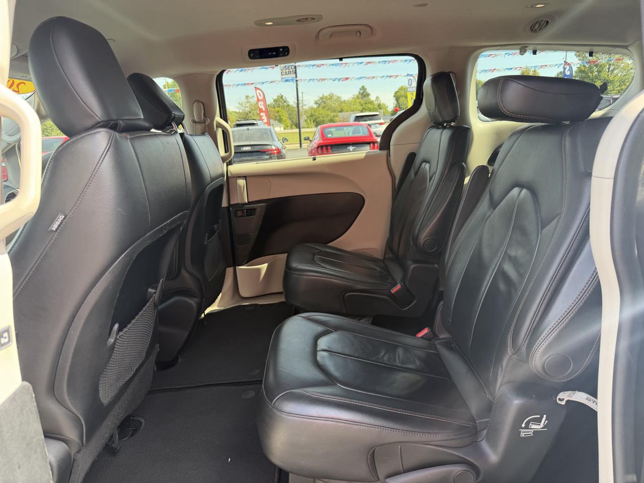 Chrysler Pacifica photo 16