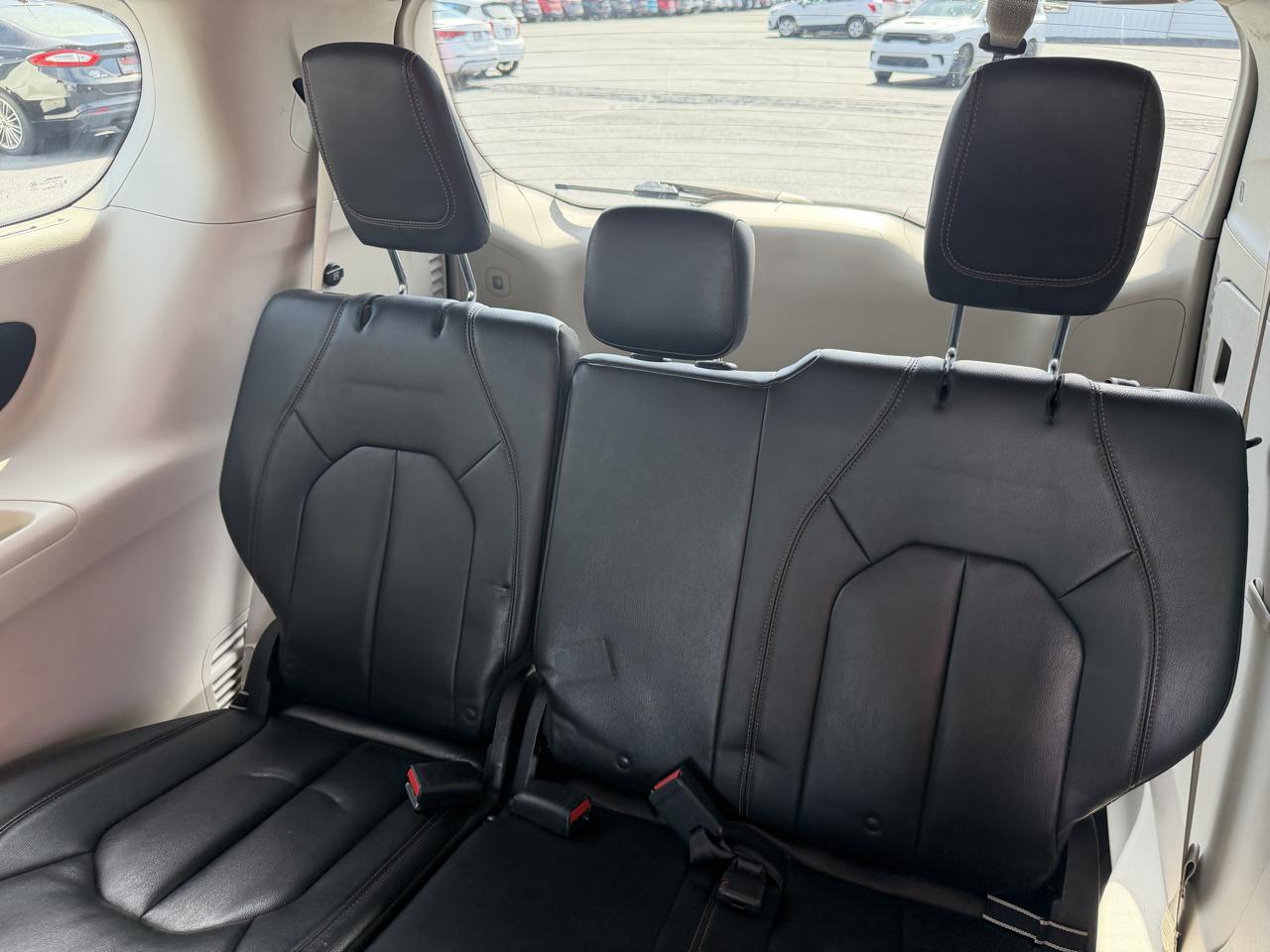 Chrysler Pacifica photo 18