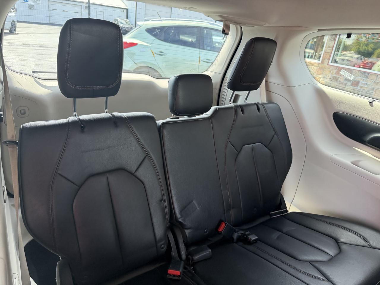 Chrysler Pacifica photo 21