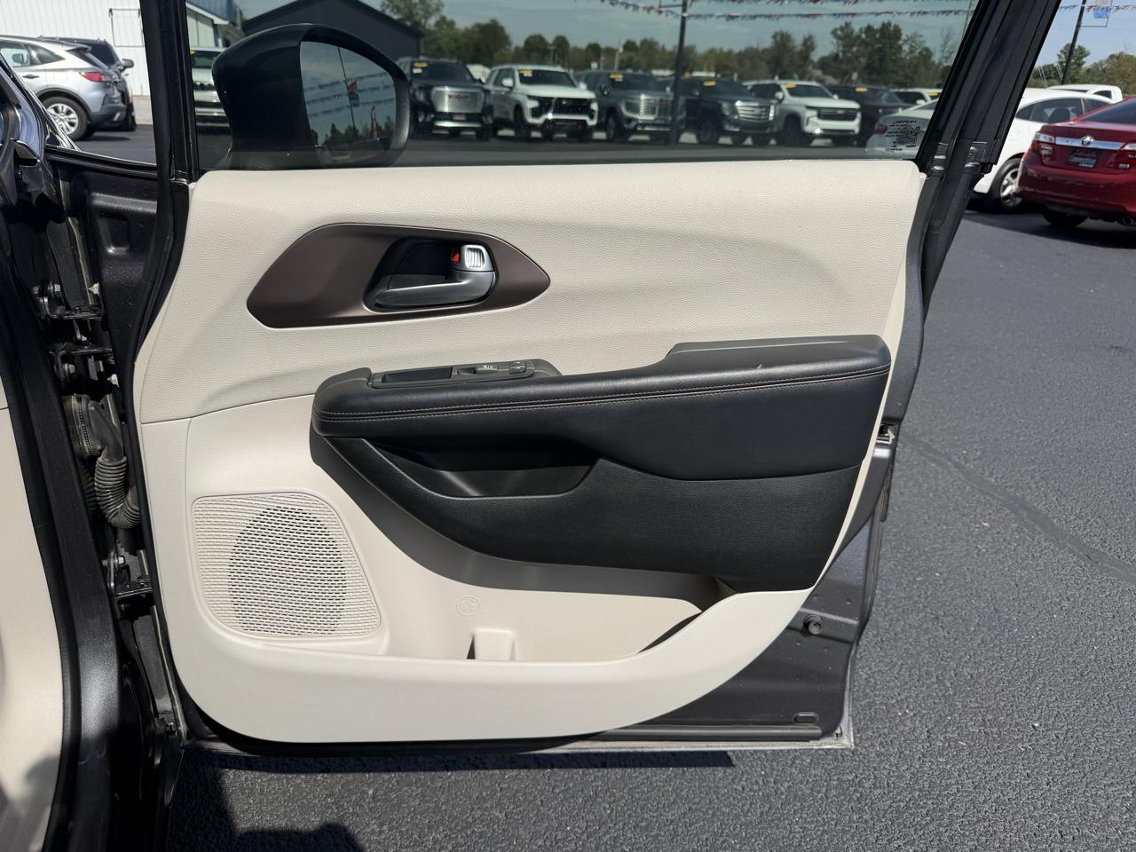 Chrysler Pacifica photo 22