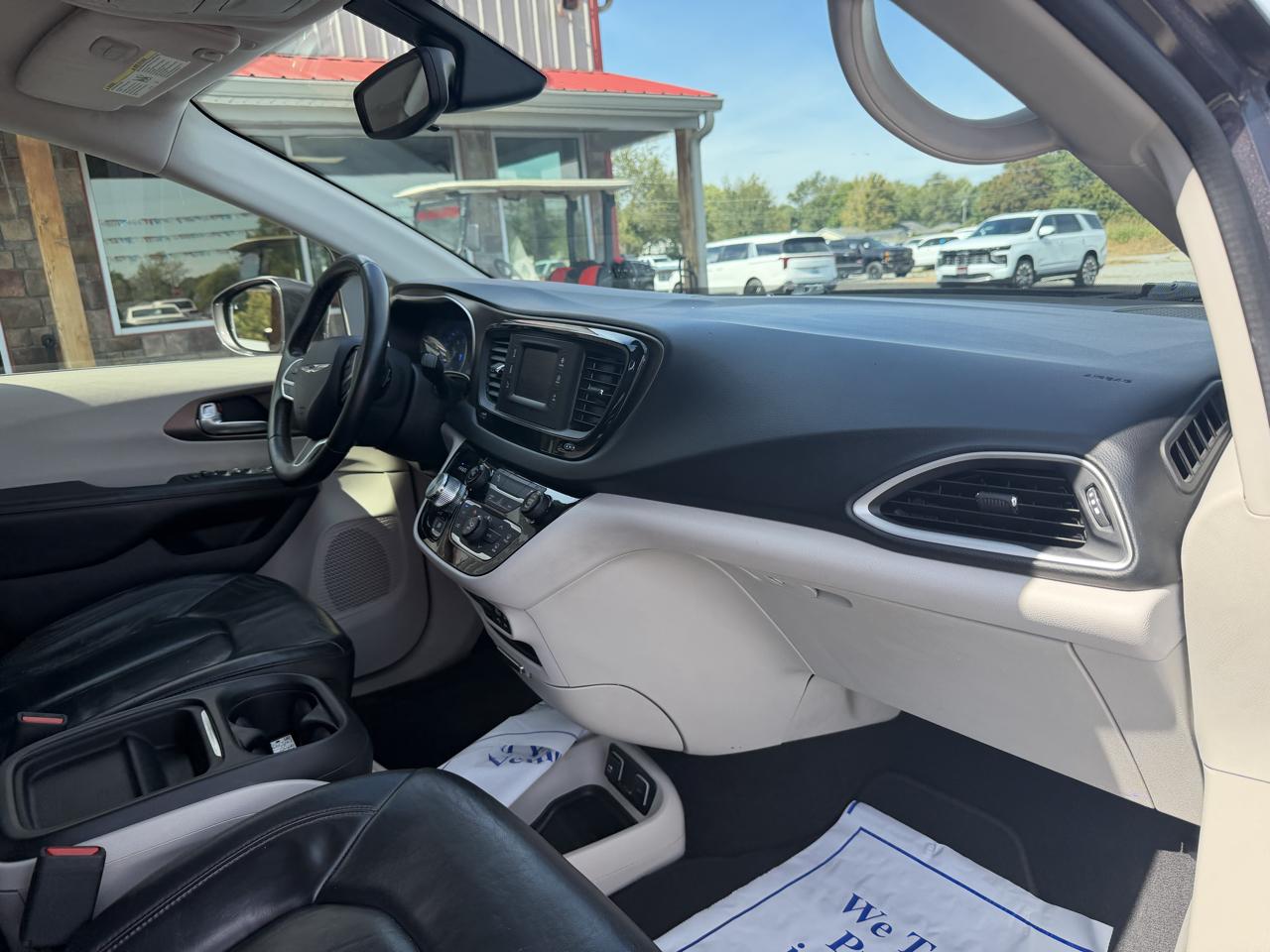 Chrysler Pacifica photo 23