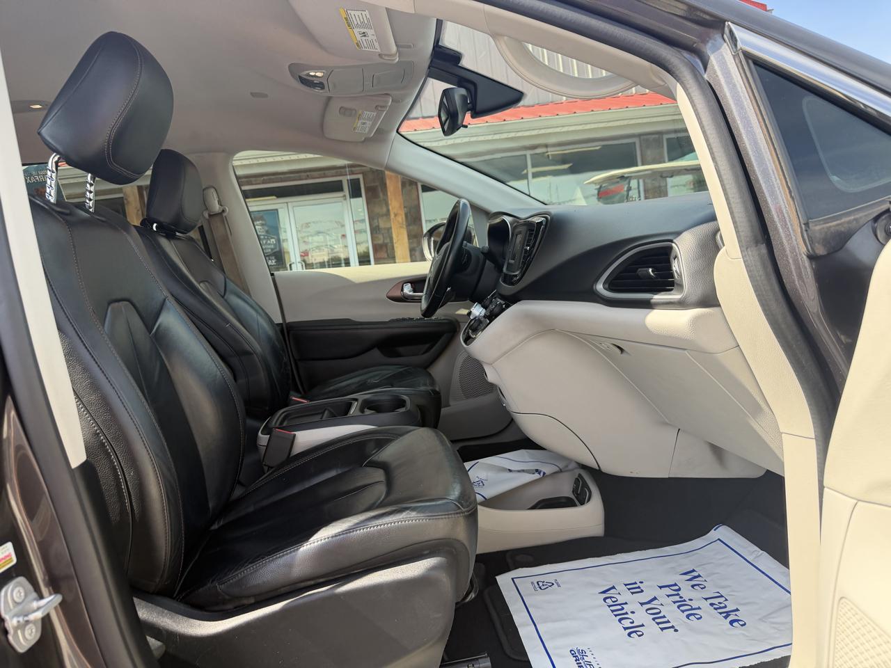 Chrysler Pacifica photo 24