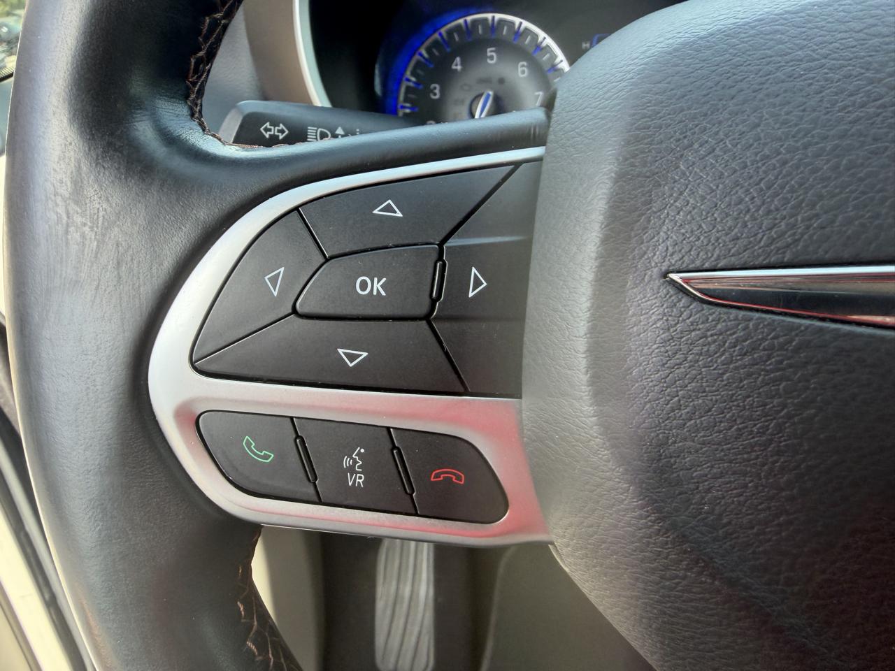Chrysler Pacifica photo 28