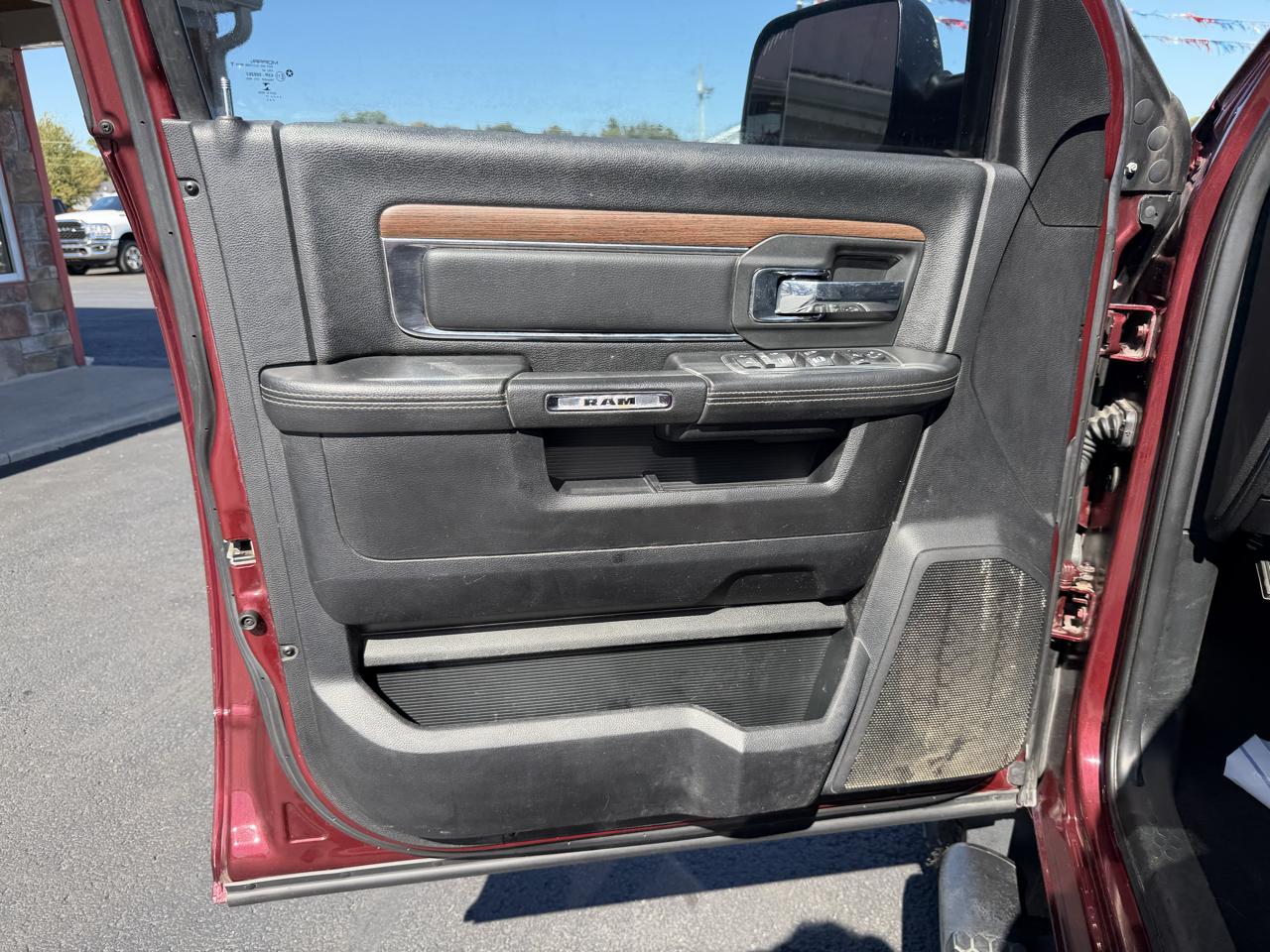 RAM 2500 Laramie 4x4 Mega Cab 6'4" Box 2017