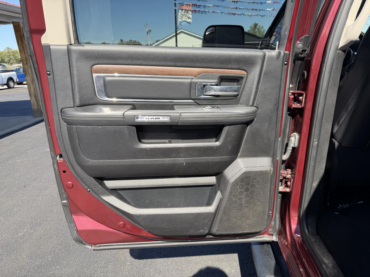 RAM 2500 Laramie 4x4 Mega Cab 6'4" Box 2017