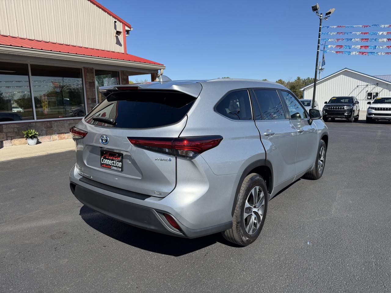 Toyota Highlander Hybrid XLE FWD (Natl) 2023