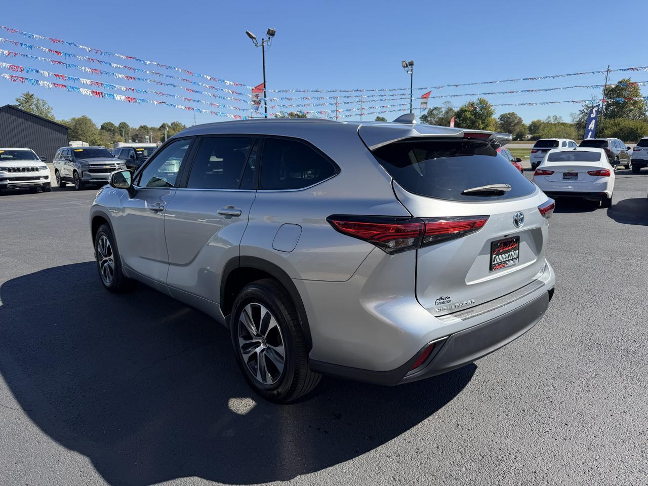 Toyota Highlander Hybrid XLE FWD (Natl) 2023